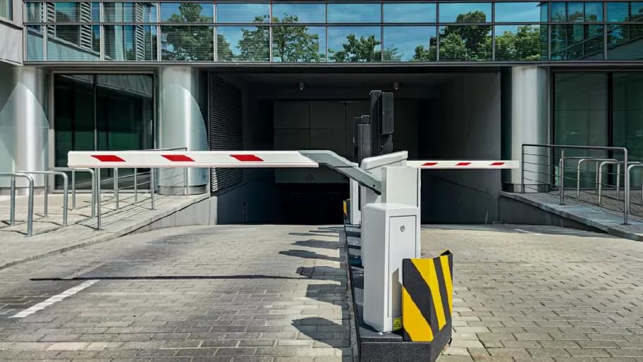 Barrière levante contrôlant l'accès d'un parking d'entreprise