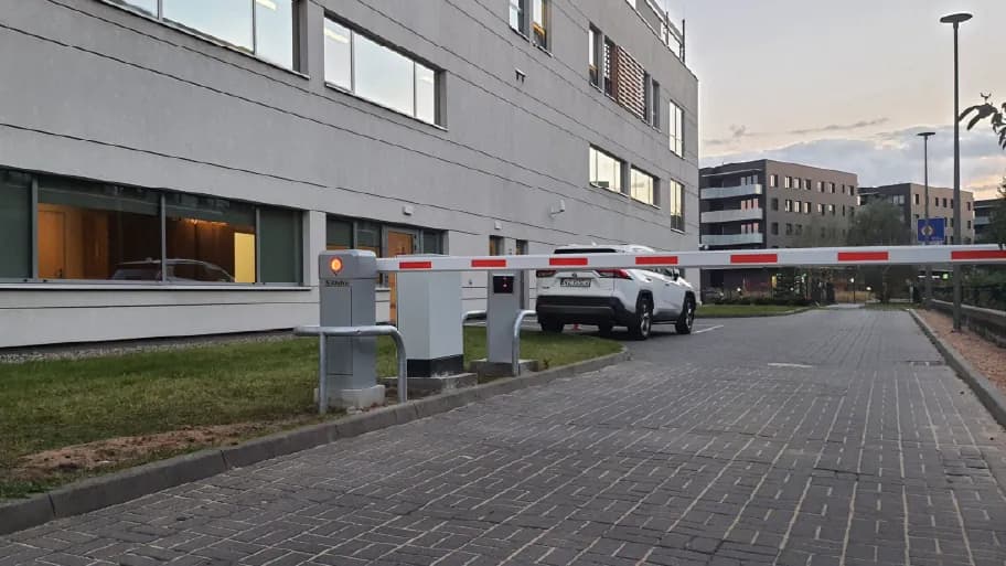 Barrière levante résidentielle à l'entrée d'une propriété