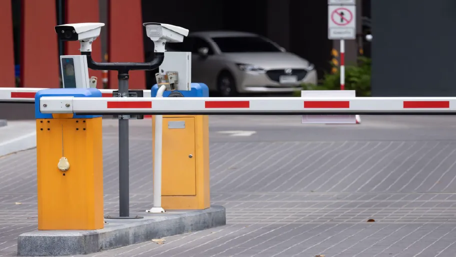 Système de contrôle d'accès associé à une barrière levante