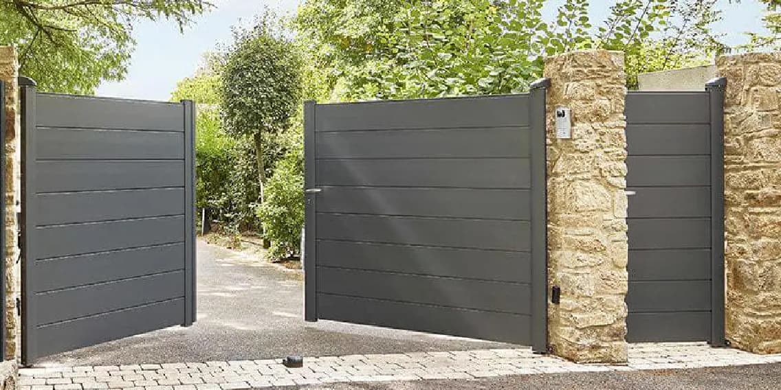 Portail électrique battant à deux vantaux