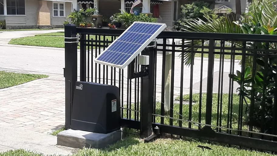 Portail motorisé alimenté par l'énergie solaire en hiver