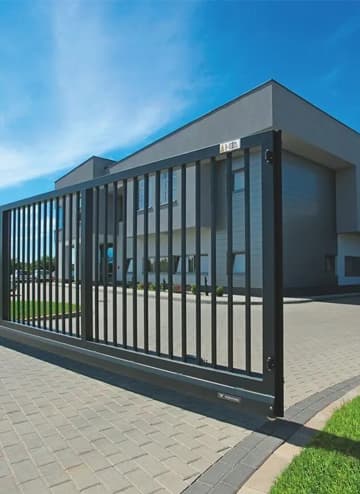 Portail industriel coulissant en acier galvanisé pour entrepôt et site logistique
