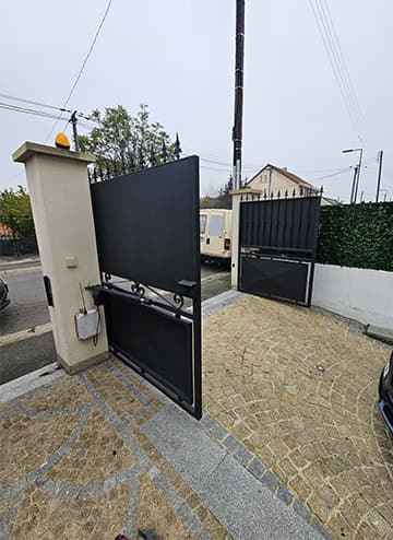 Portail résidentiel aluminium sur mesure devant une maison moderne