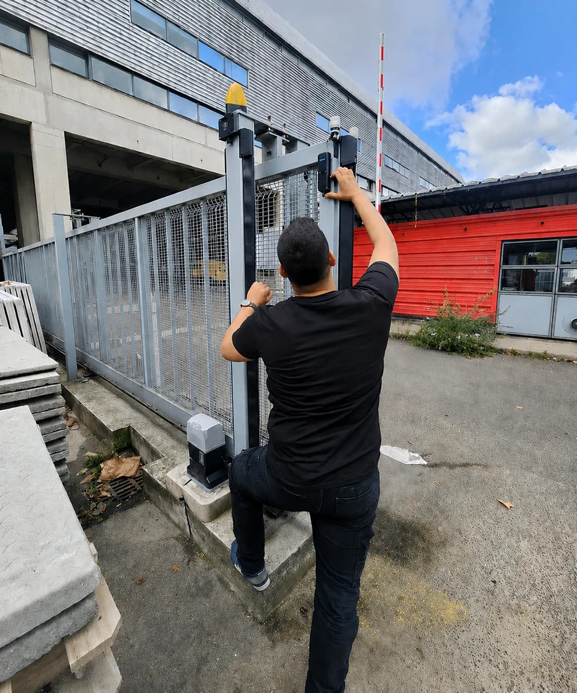 Installation de portail motorisé avec pose des piliers et câblage électrique