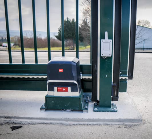 Motorisation BFT installée sur portail autoportant