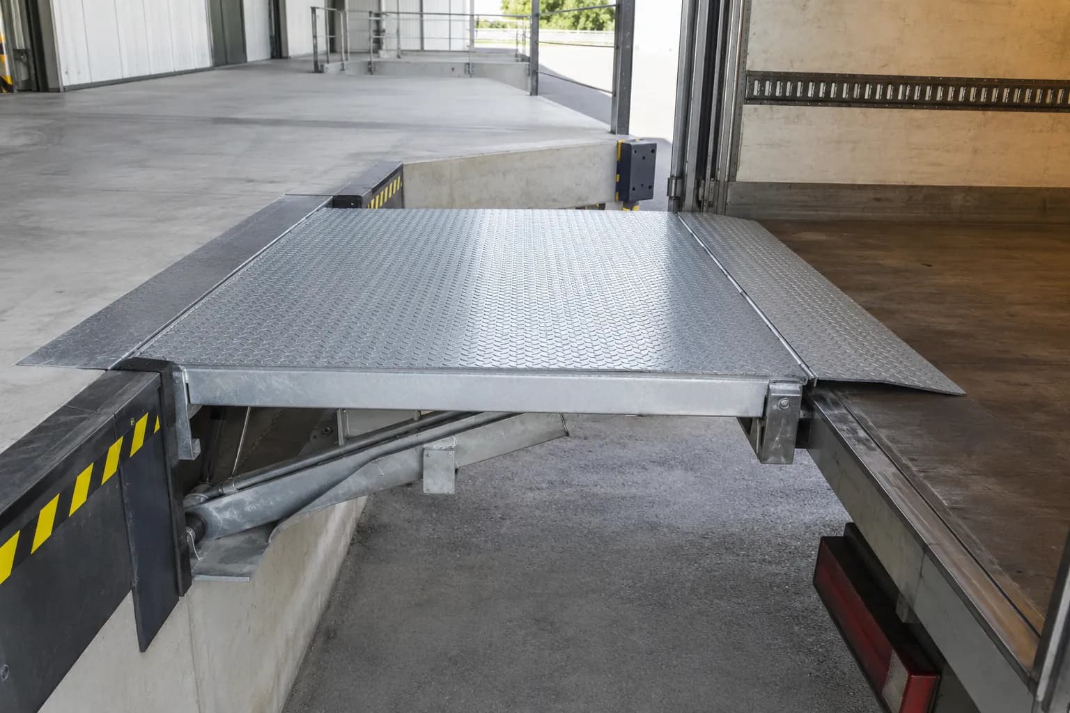 Niveleur de quai à lèvre formant le pont de liaison entre quai et camion