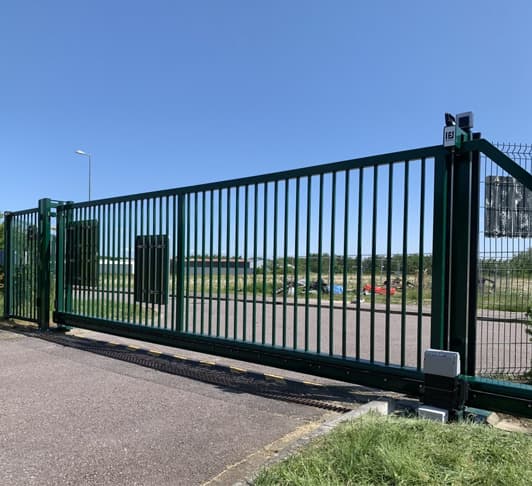 Portail autoportant industriel grande largeur pour site logistique