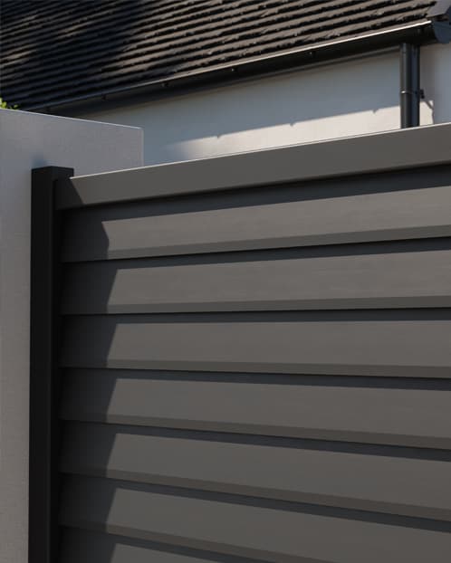 Portail battant aluminium design installé devant une maison