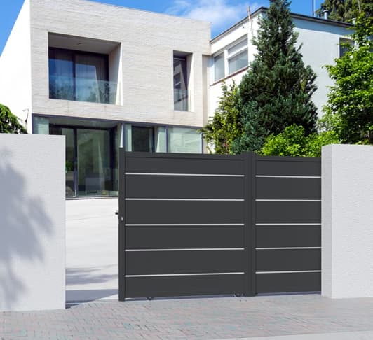 Portail coulissant sur mesure en aluminium avec motorisation à crémaillère