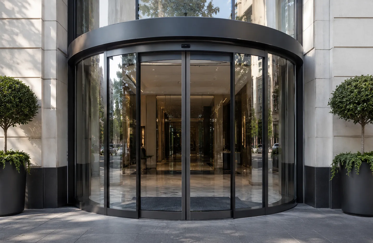 Porte cintrée automatique à l'entrée d'un hôtel de prestige