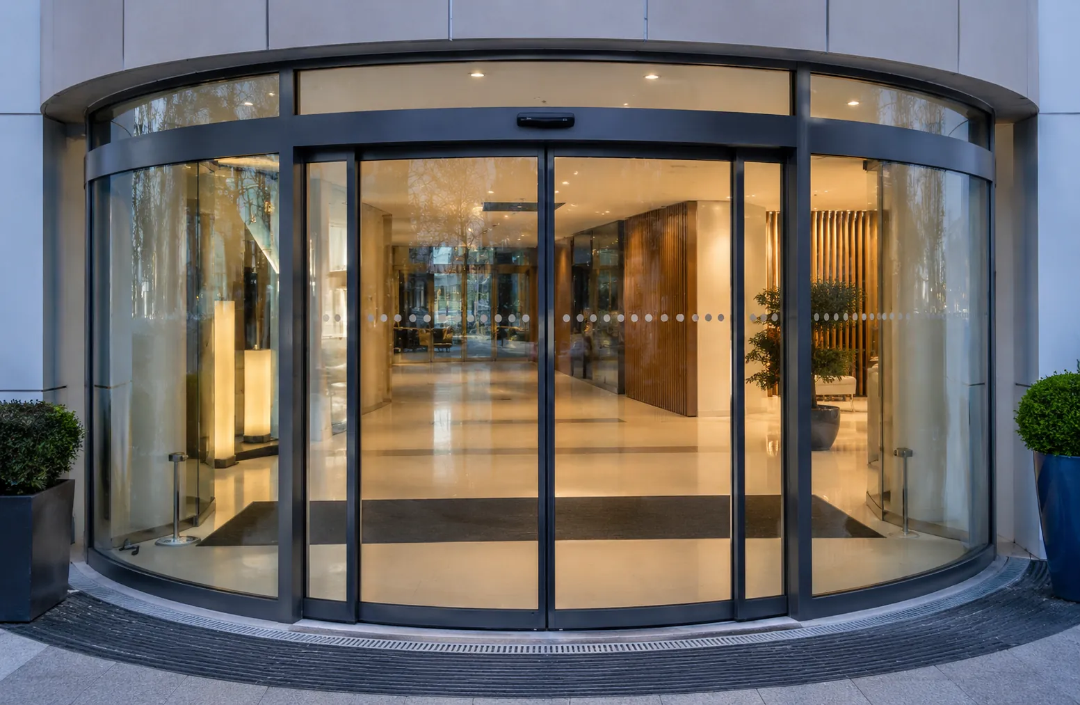 Porte cintrée automatique vitrée grand rayon
