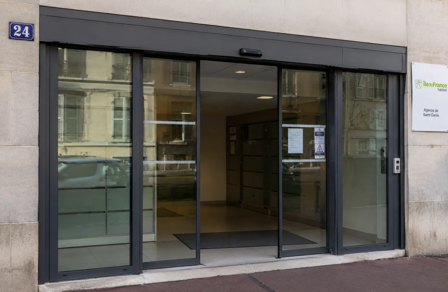 Porte coulissante automatique d'un hall d'immeuble
