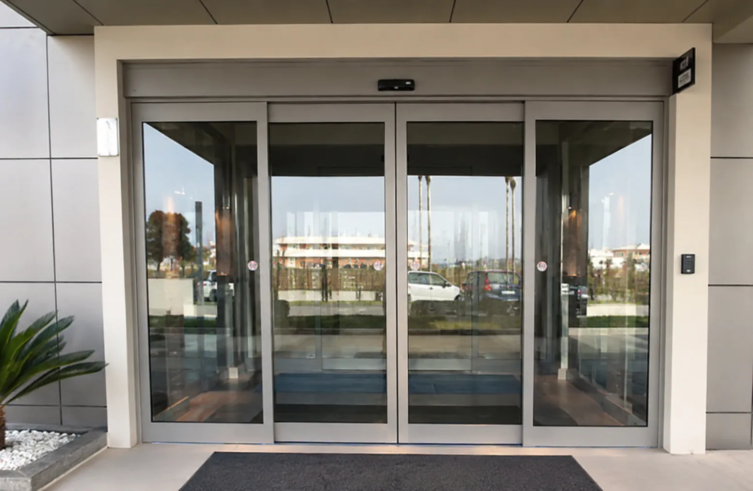 Porte téléscopique automatique à l'entrée de bureaux