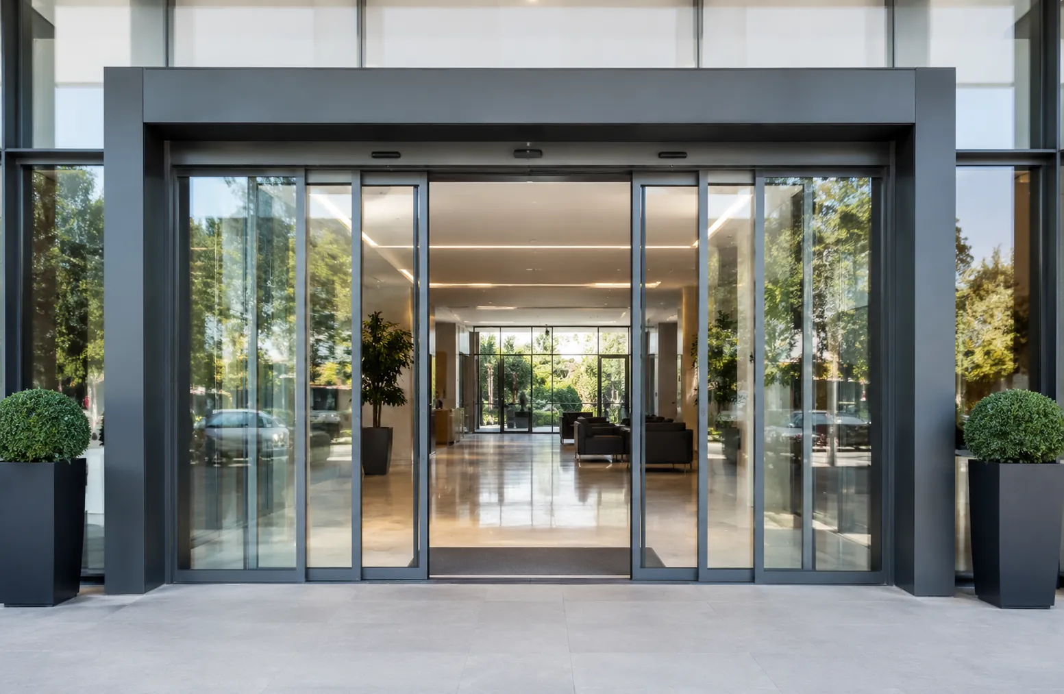 Porte téléscopique automatique d'un hall d'entreprise