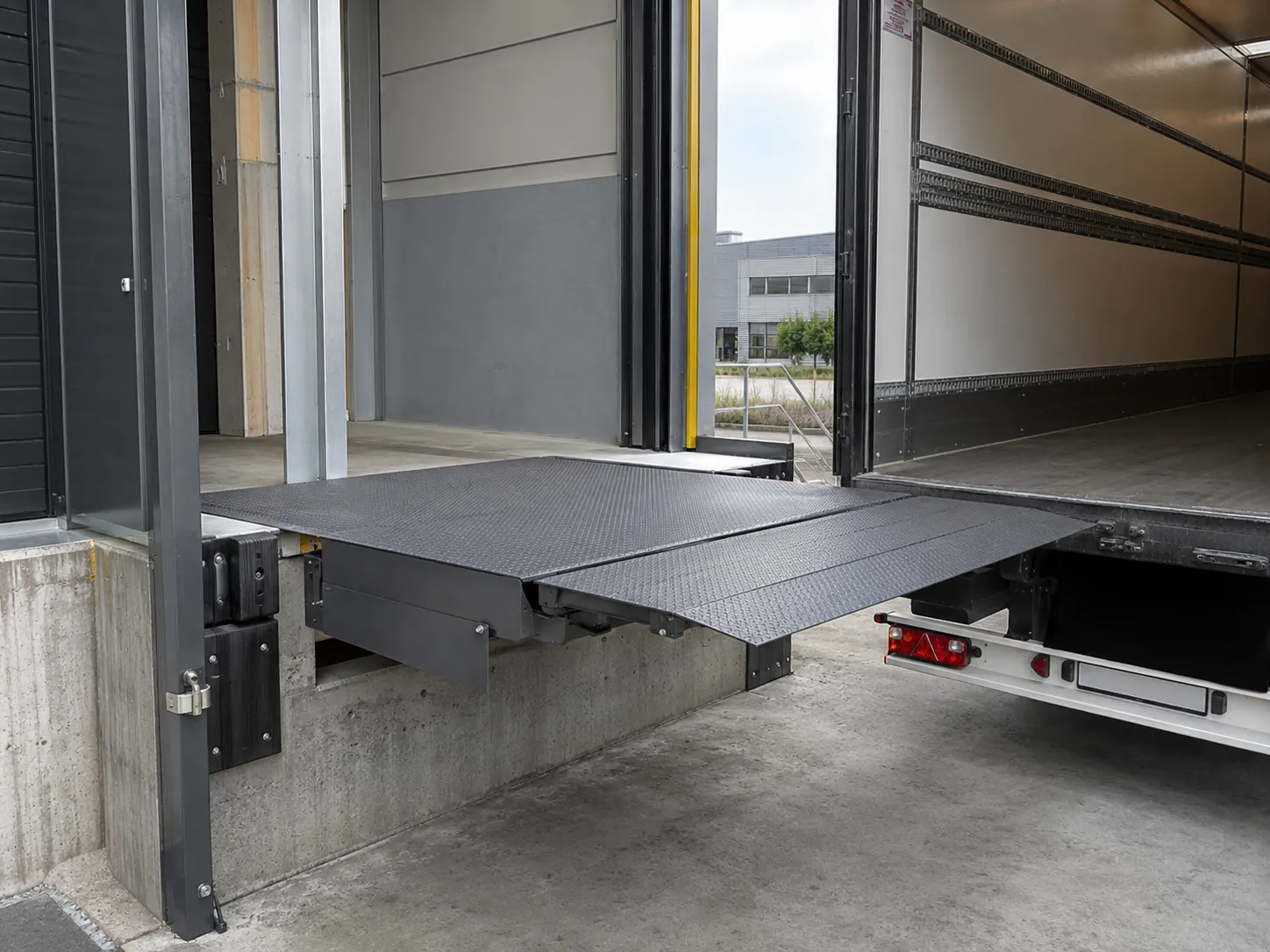 Niveleur de quai télescopique avec lèvre déployée vers un camion