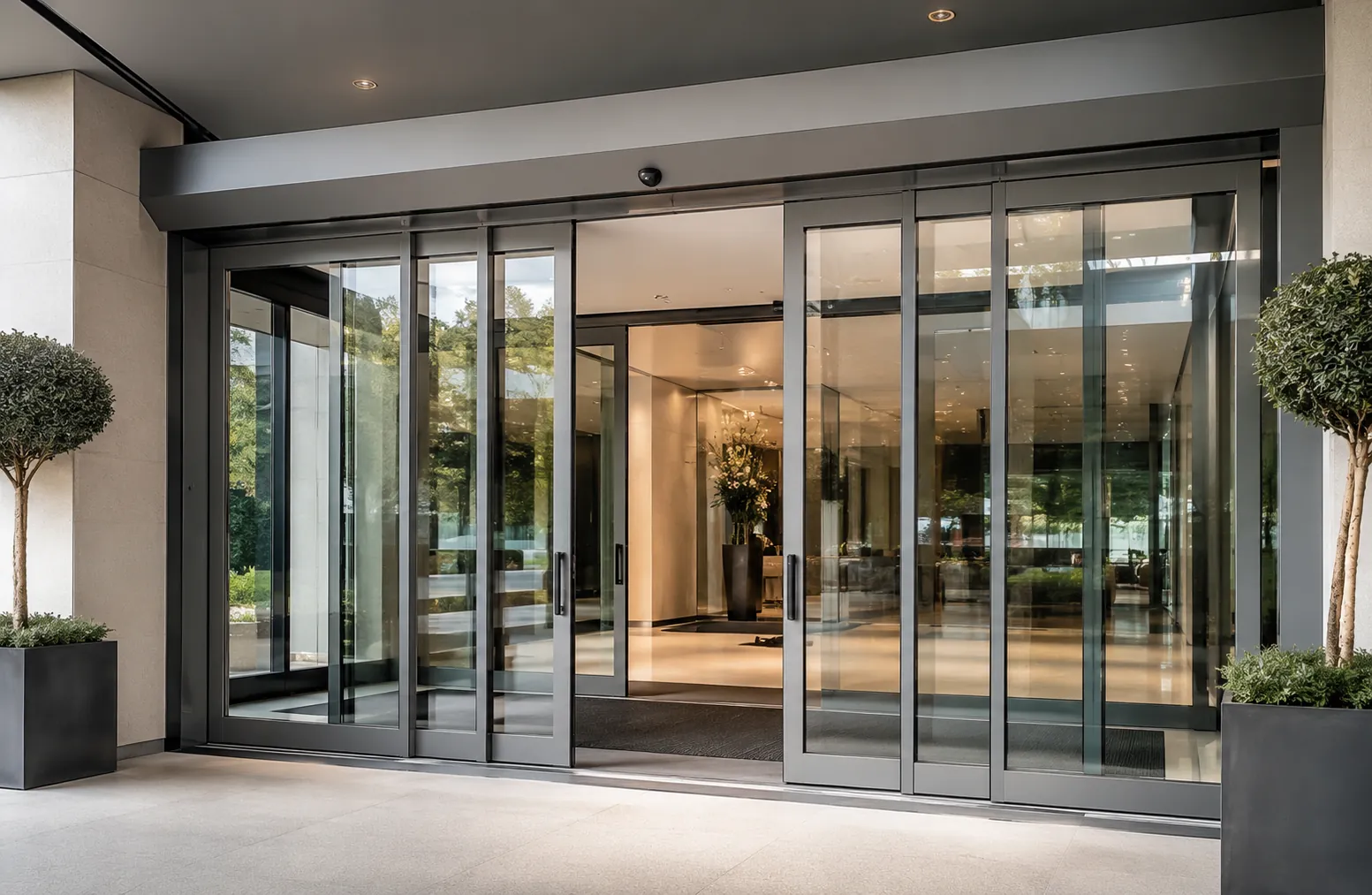 Porte automatique téléscopique sur mesure — entrée d'hôtel haut de gamme