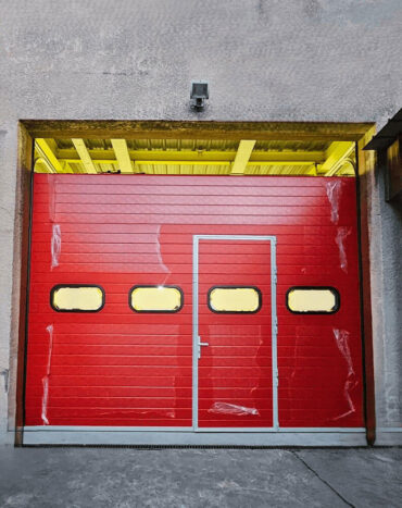 Installation porte sectionnelle industrielle - Xpert Maintenance