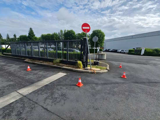 Xpert Maintenance propose une installation de portail autoportant industriel