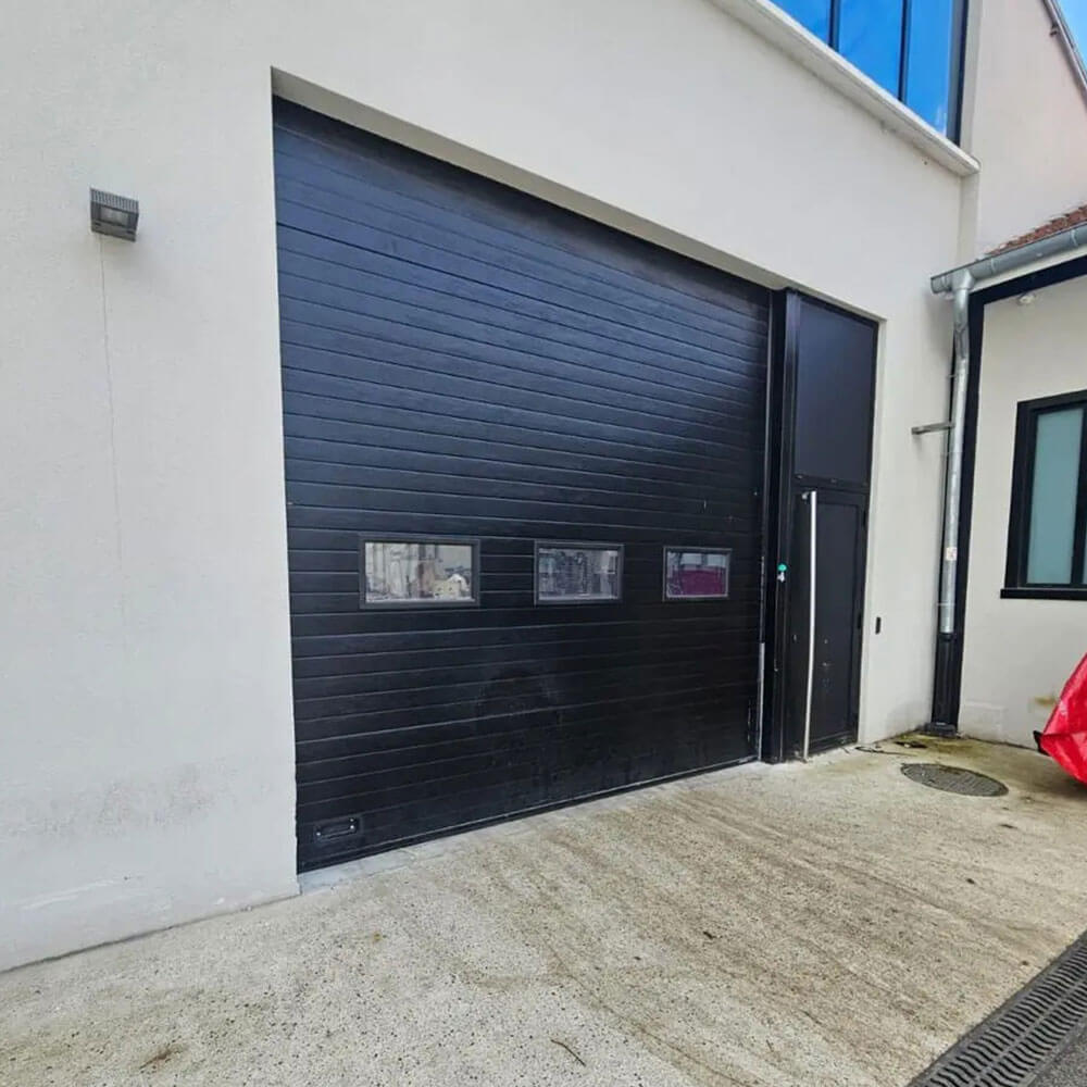 Installation porte sectionnelle industrielle - Xpert Maintenance