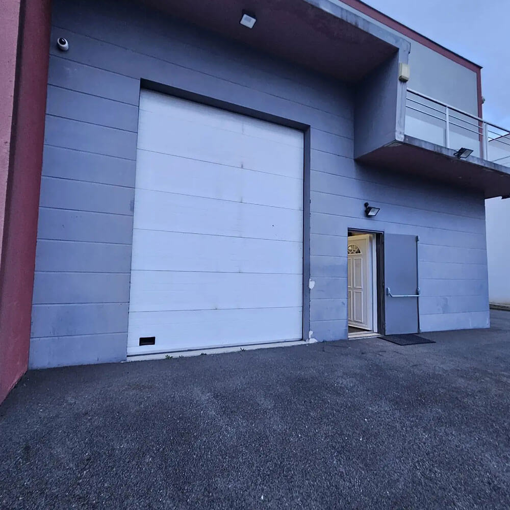 Porte Sectionnelle Industrielle à Paris - Installation Maintenance et Dépannage