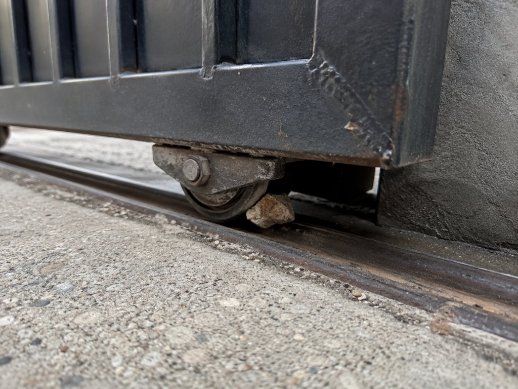 rail de portail coulissant bloqué par un galet déformé